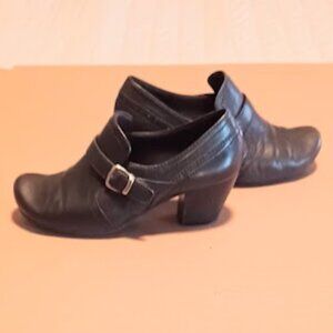 BareTraps Women's black hi-heel leather slip-on shoes with buckle, size 7.5M